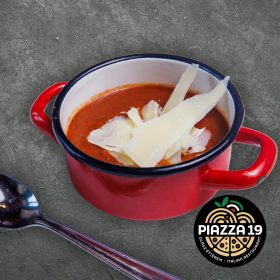   Sült paradicsomkrémleves bazsalikomos olívaolajjal és parmezánropogóval